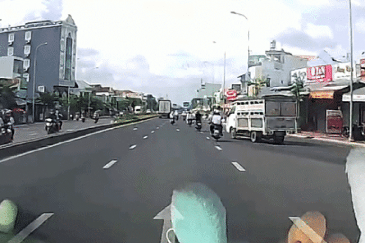 Xe tải nhập làn hất ngã hai người đi xe máy