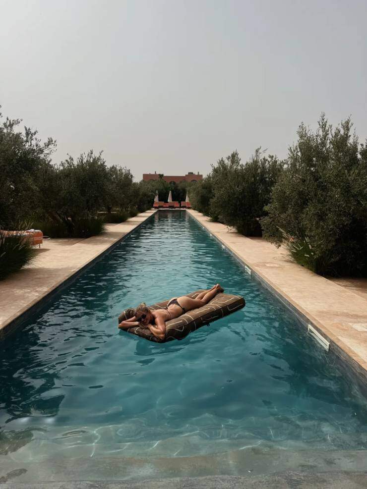Schmidt “đốt nóng” Marrakesh bằng bikini bên hồ bơi 