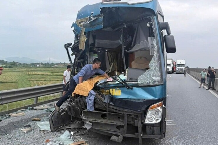 Xe khách tông ô tô đầu kéo trên cao tốc, 5 người bị thương