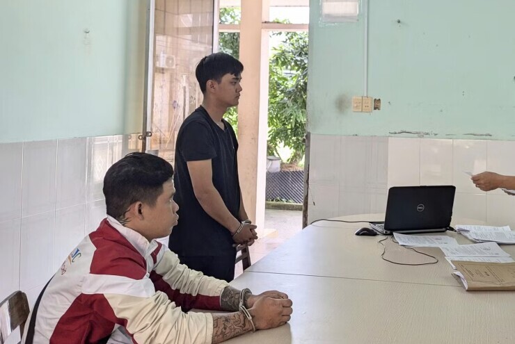 Thấy công an đến, hai người trong nhà vội bỏ chạy