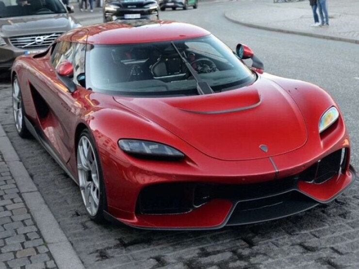 Siêu phẩm Koenigsegg Gemera vừa bàn giao đã bị đập vỡ kính