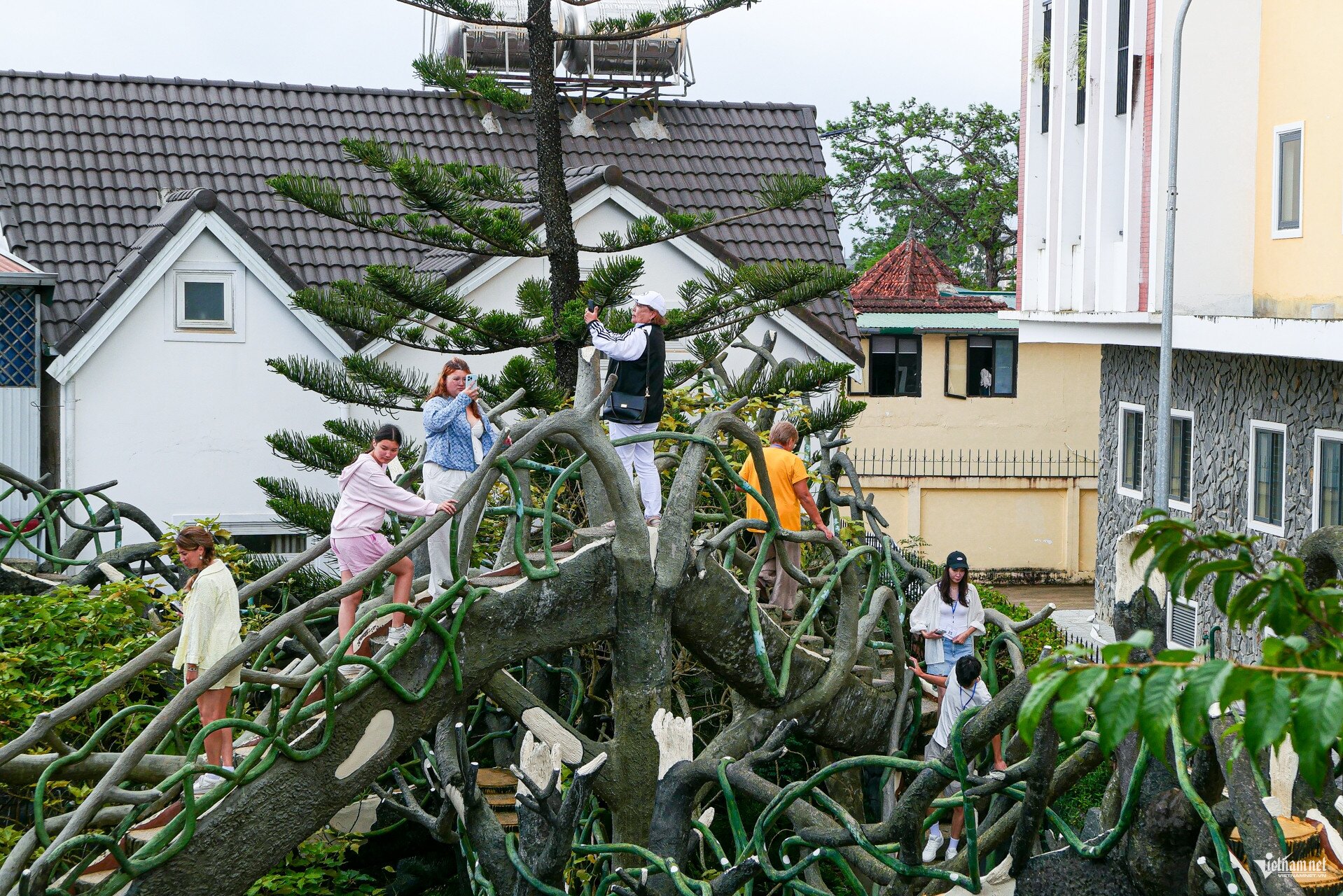 Du khách tham quan biệt thự Hằng Nga. Ảnh: Linh Trang