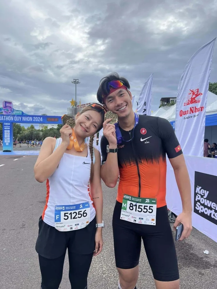 Khả Ngân và Nhan Phúc Vinh cùng tham gia một giải marathon ở Quy Nhơn. Khả Ngân chọn cự ly 5 km trong khi Nhan Phúc Vinh chinh phục đường chạy 21 km.