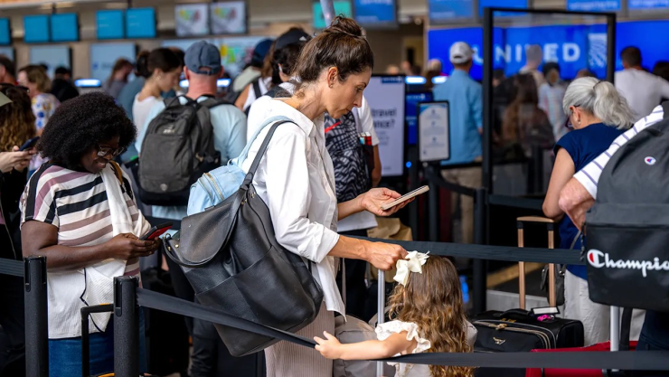 Các chuyên gia cảnh báo hành khách cẩn trọng khi sử dụng Wi-Fi miễn phí ở sân bay. Ảnh: Fox News