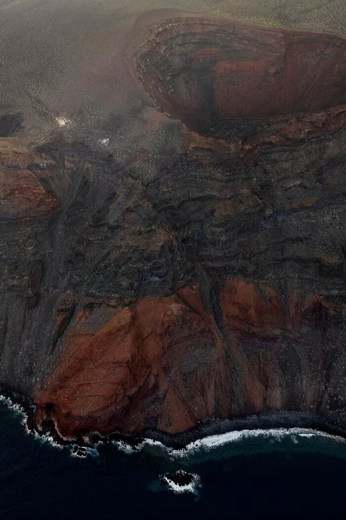 Vách đá trước khu nghĩ dưỡng trên đảo El Hierro. Ảnh: Derek Pedrós
