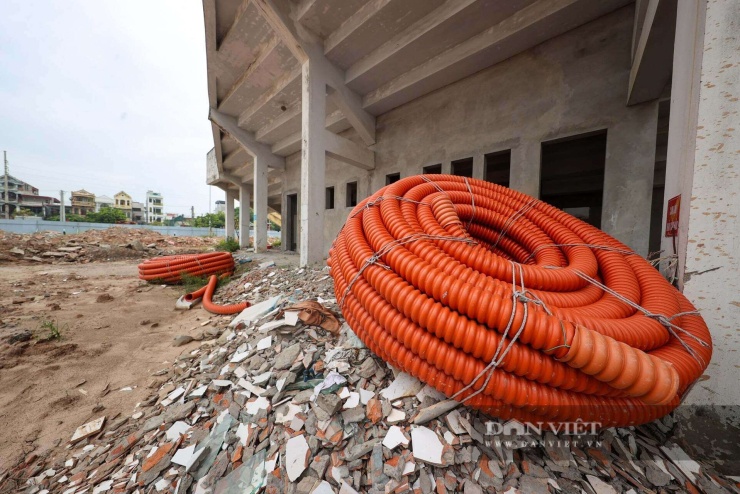 Một số thiết bị, vật liệu đã được vận chuyển đến để thi công dự án. Tuy nhiên, số lượng công nhân rất ít, thậm chí có thời điểm vắng bóng công nhân trên công trường cải tạo SVĐ Phúc Thọ.