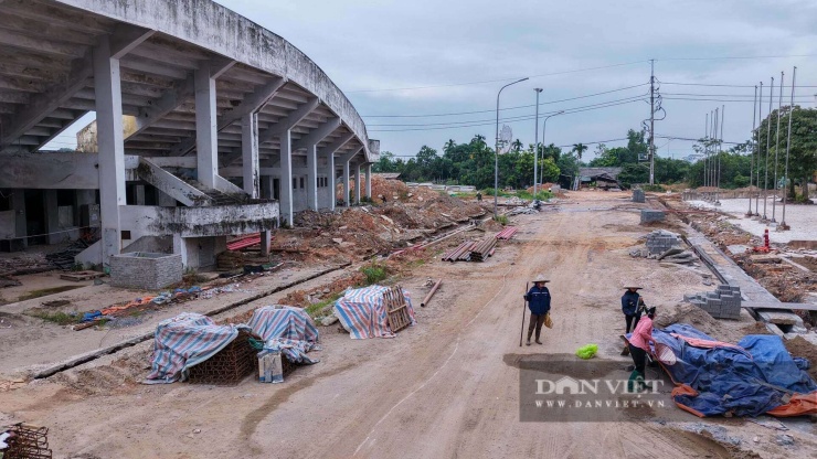 Công nhân đang cải tạo, nâng cấp Trung tâm Văn hóa - Thông tin và Thể thao và trọng tâm là cải tạo SVĐ Phúc Thọ.