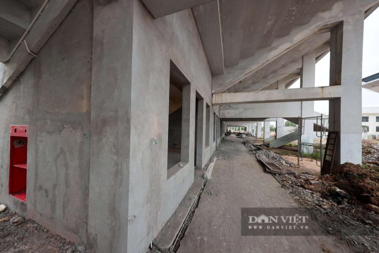 Với việc đầu tư 234,6 tỷ đồng, xã Phúc Thọ mong muốn “hồi sinh” một biểu tượng thể thao của địa phương. Trong ảnh, phần trụ đỡ khán đài và các khu chức năng được sửa sang, sơn lại.
