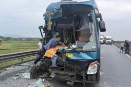 Xe khách chạy hơn 100 km/h, tông ô tô đầu kéo trên cao tốc