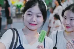 Đổ xô xếp hàng check-in ở 35 Tràng Tiền