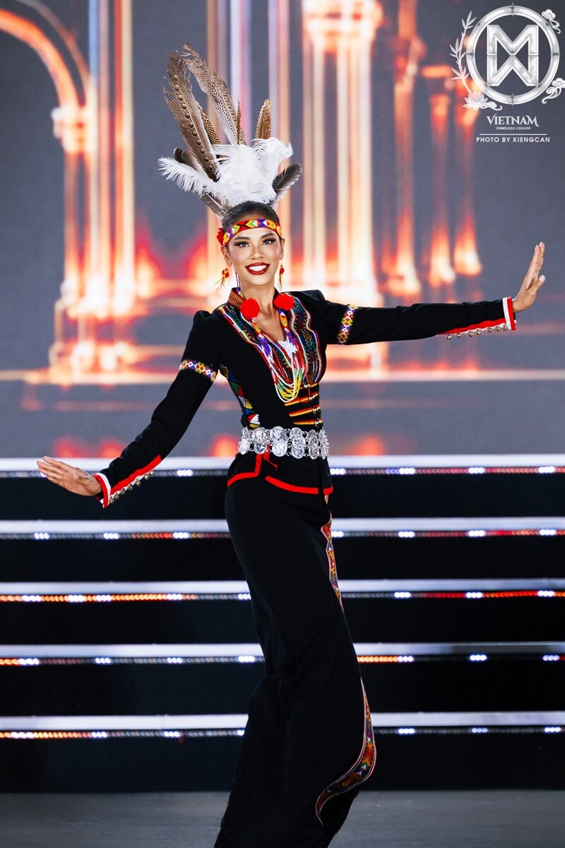 Cô giáo mất mẹ năm 14 tuổi, nói 4 ngôn ngữ và thắng Bảo Ngọc ở Miss World là ai? - 16