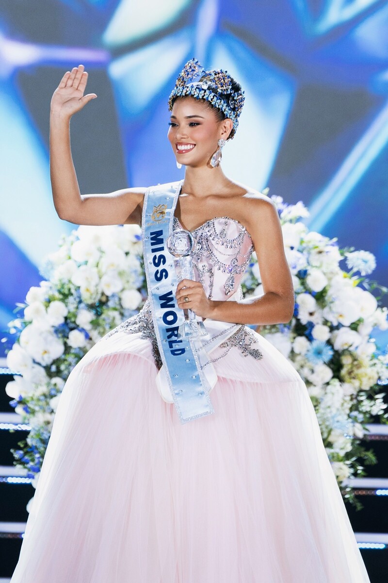 Bật mí về cô giáo kiêm phóng viên truyền hình vừa đăng quang Miss World 2026 - 2