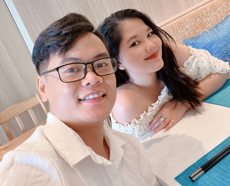 Vợ chồng Thu Nghiêm và Văn Sang trong một lần đi ăn nhà hàng. Ảnh: Nhân vật cung cấp