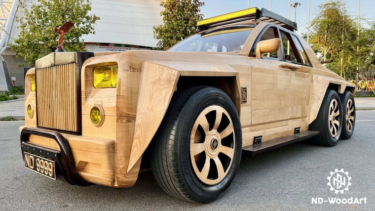 Chiếc xe mô phỏng Rolls-Royce với 6 bánh được làm bằng gỗ.