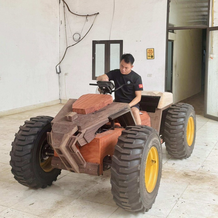 Anh Trương Văn Đạo chế tạo siêu xe lội nước bằng gỗ tại xưởng riêng ở phường Từ Sơn, Bắc Ninh. Ảnh: Nhân vật cung cấp