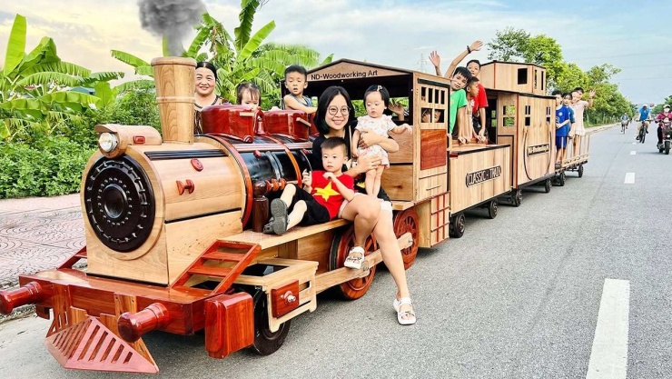 Ngoài ôtô, anh Đạo chế tạo cả đoàn tàu hỏa bằng gỗ tặng các con.