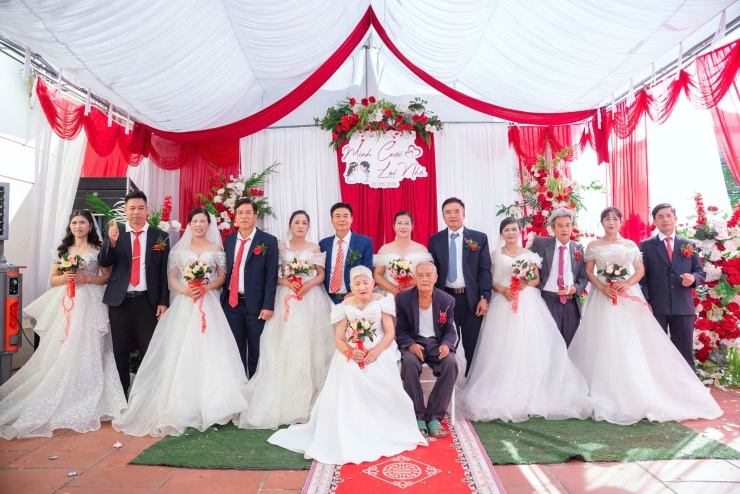 Sáu người con của hai cụ vừa được tổ chức lại ngày vui, vừa đóng vai trò dâu phụ, rể phụ. Ảnh: NVCC