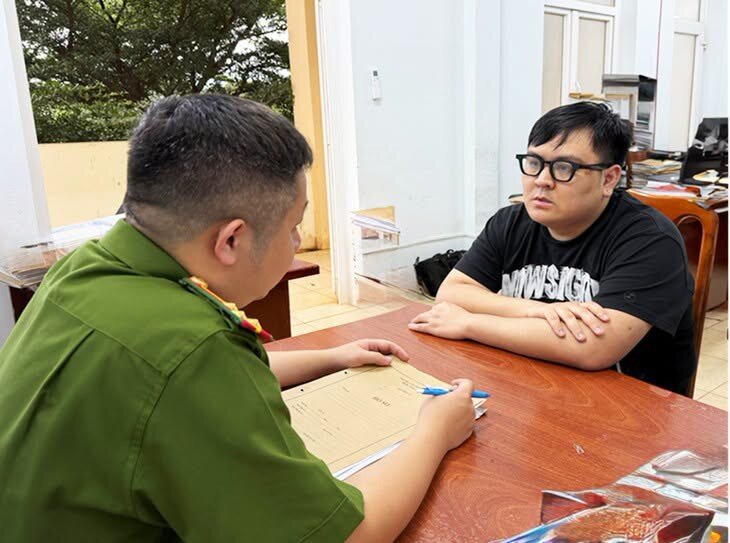 Ngô Hoàng Vũ tại cơ quan Công an. Ảnh: Cục ANM và phòng chống tội phạm SDCNC