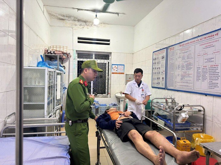 Nạn nhân được đưa đi cấp cứu tại cơ sở y tế. Ảnh: Quỳnh Trang. 