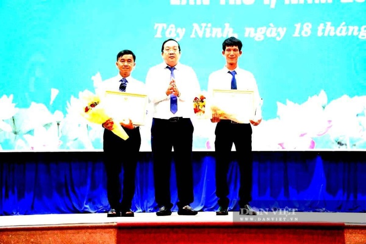 Sáng kiến “Hiệu quả mô hình canh tác xanh từ trang trại cá lăng nha” của anh Liêm (bìa trái) đạt giải Nhì tại Hội thi Sáng tạo khoa học và kỹ thuật tỉnh Tây Ninh lần thứ 1, năm 2024-2025. Ảnh: T.Đ