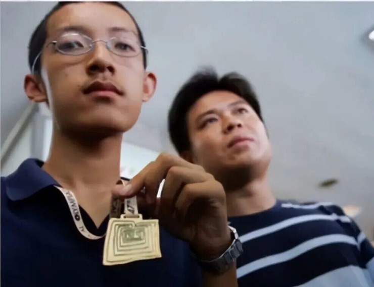 Năm 2006, Liu giành huy chương vàng với điểm tuyệt đối tại Olympic Toán học quốc tế (IMO), thuộc nhóm ba thí sinh có thành tích cao nhất thế giới. Ảnh: The Paper