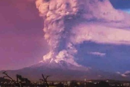 Núi lửa Anak Krakatau phun trào, tro bụi phủ kín bầu trời, 6 sân bay Indonesia phải dừng hoạt động