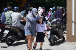 Tất tả 'xoay ca' đưa đón con vì trường chưa tổ chức bán trú
