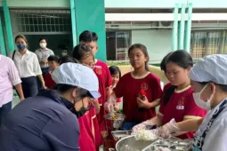 TPHCM: Lo 'sốt vó' vì con chưa được học bán trú