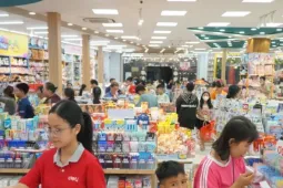 Nhà sách 'thất thủ', phụ huynh chen chân mua sách, dụng cụ học tập