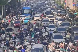 Kẹt cứng nhiều tuyến phố Hà Nội ngày đầu học sinh đến trường sau khai giảng