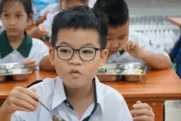 'Soi' bữa ăn bán trú đầu tiên của học sinh TPHCM sau sáp nhập trường lớp