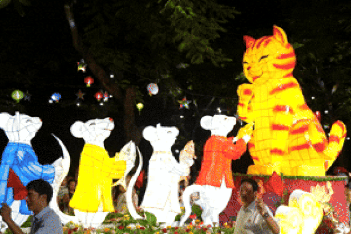 Trầm trồ trước những mô hình đèn Trung thu thắp sáng Thành cổ Sơn Tây