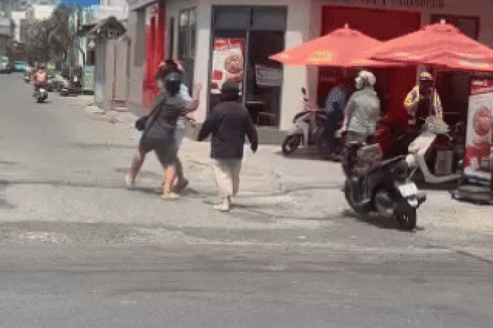[Clip] Nhóm nam nữ đánh nhau giữa đường gây náo loạn