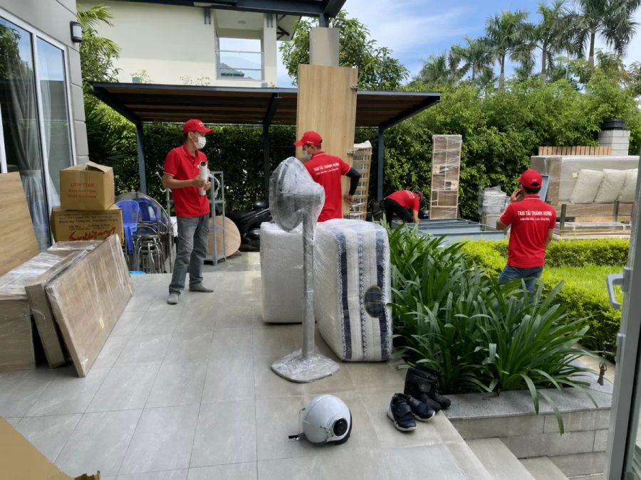 Đồ đạc được bọc lót trước khi đưa lên xe. Ảnh: Thành Hưng