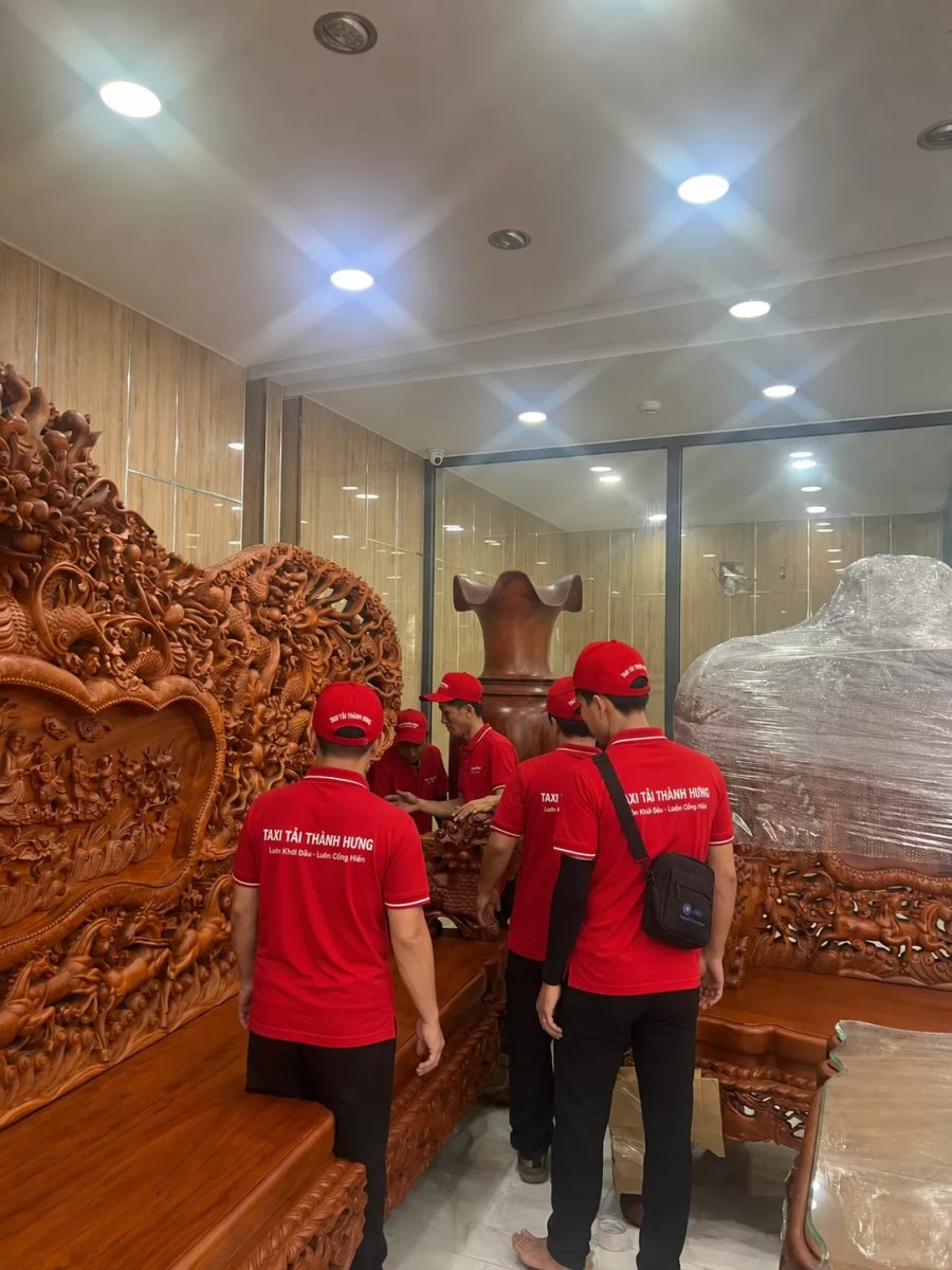 Đội bốc xếp Thành Hưng tại một ca chuyển nhà ở TP.HCM. Ảnh: Thành Hưng