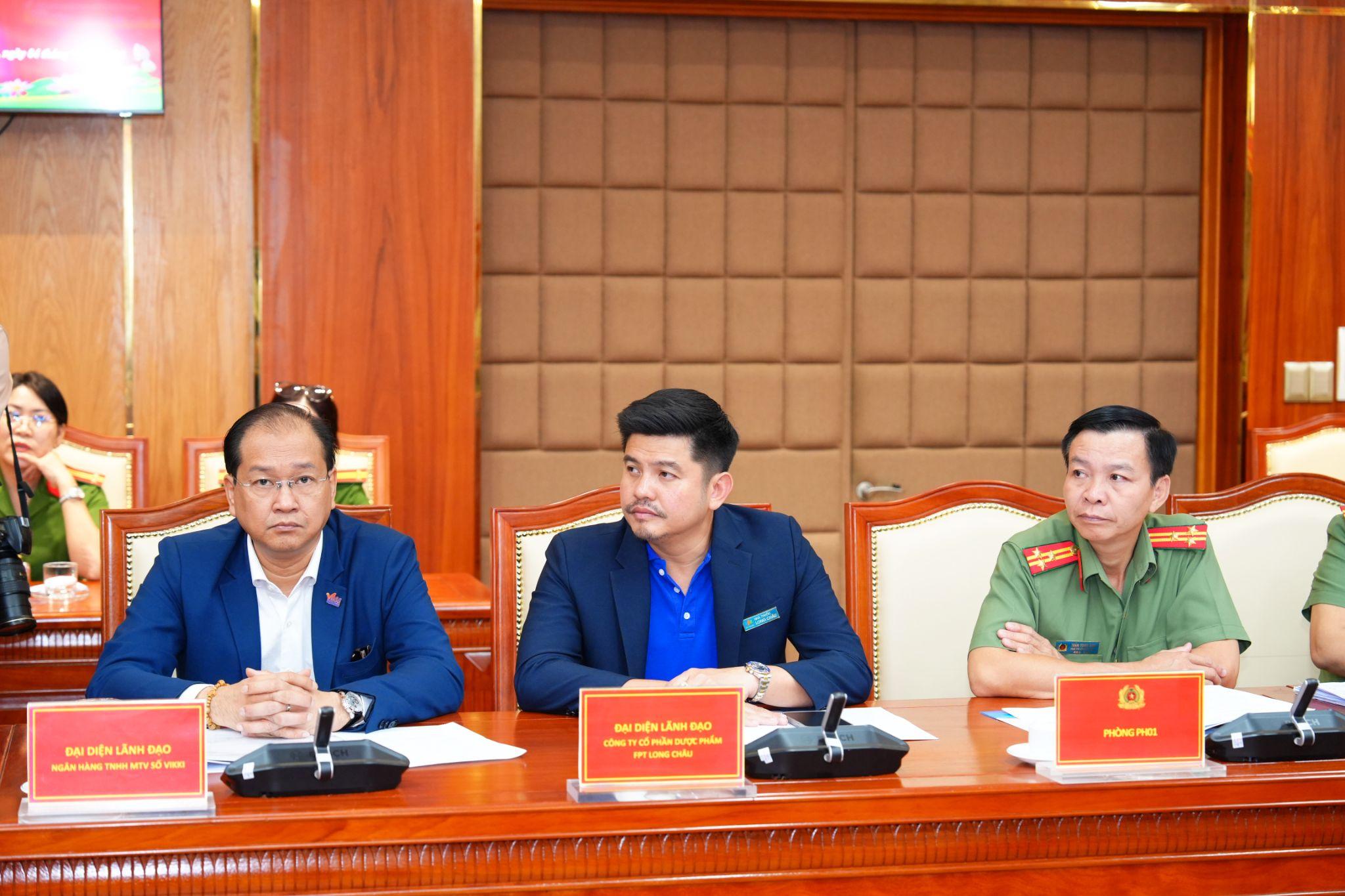 Ông Ngô Quốc Bảo (ở giữa) - Giám đốc Cấp cao phụ trách Nguồn nhân lực, Truyền thông, Trải nghiệm Khách hàng &amp; Marketing, Hệ thống Nhà thuốc và Tiêm chủng Long Châu. Ảnh: H.Khánh