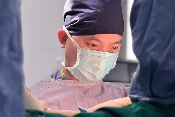 Hy hữu: Tay cầm ghi đông xe máy 'trôi' từ đùi lên tiểu khung thanh niên 25 tuổi
