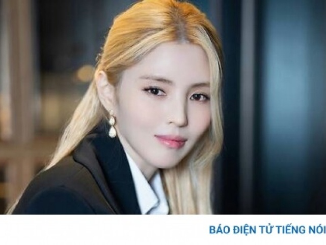 Cặp đôi trẻ nắm tay nhau cười hạnh phúc trong khung hình cưới tự nhiên tại Khói Studio TP Vinh