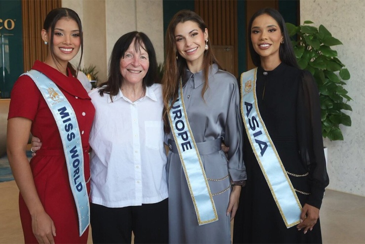  Chủ tịch Julia Morley hội ngộ tân Miss World 2026 Joheirry Mola cùng 2 á hậu Elisabeth Reynés và Taanusiya Chetty sau đêm đăng quang. Ảnh: Miss World
