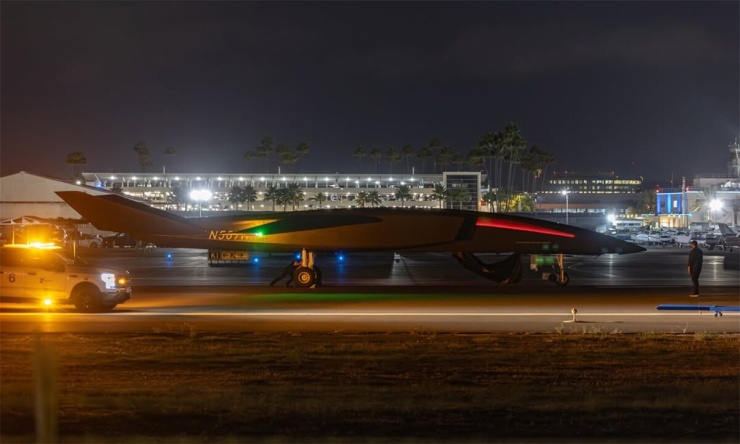 UAV bí ẩn tại sân bay Long Beach, bang California, Mỹ trong ảnh chụp ngày 3/9. Ảnh: Instagram/aggressoraviation