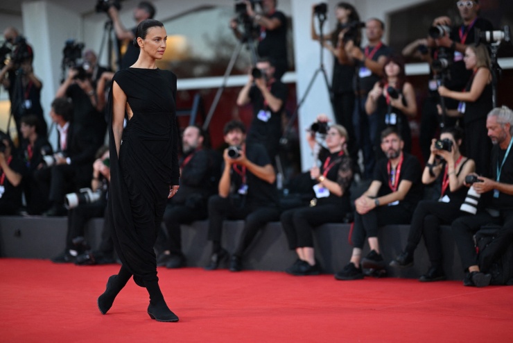 Irina Shayk tại buổi chiếu phim 'L’estranea' thuộc khuôn khổ Liên hoan phim Venice, ngày 7/9. Ảnh: AFP