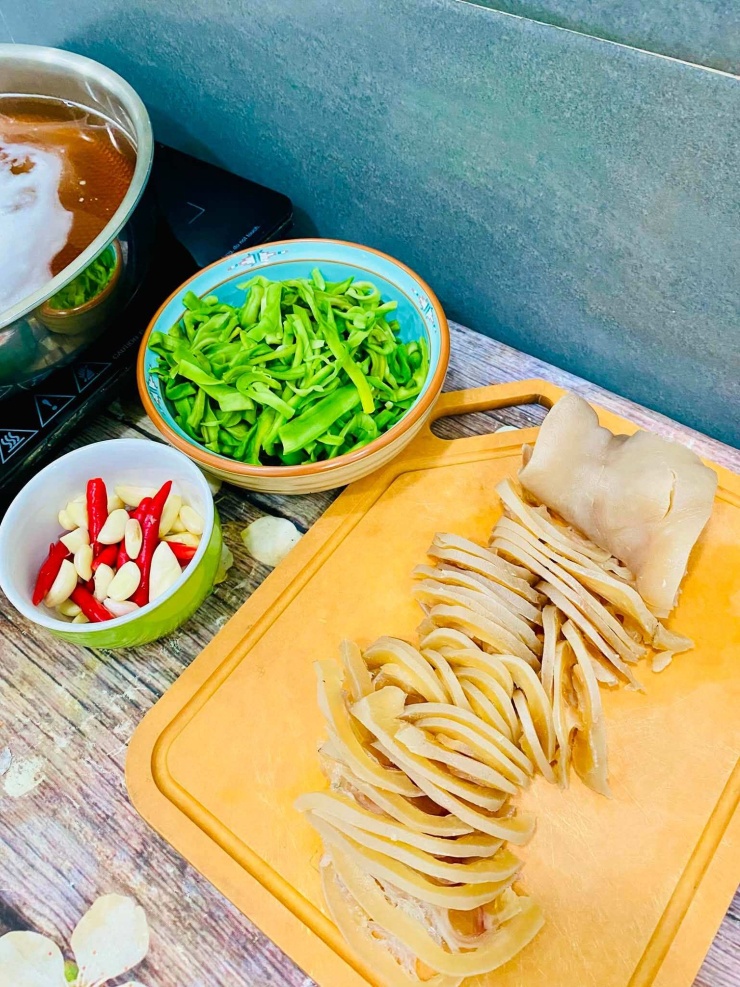 Loại rau khô như rơm, giá nửa triệu đồng 1 kg, ngâm gân bò thành món đặc sản bổ dưỡng, ăn hoài không ngán - 3