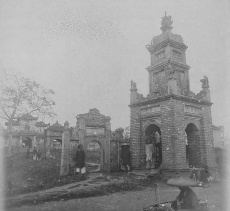 Tháp Hòa Phong nằm trong quần thể chùa Báo Ân. Chùa được xây dựng khoảng năm 1842 dưới triều Nguyễn, do Tổng đốc Hà Ninh Nguyễn Đăng Giai đứng ra quyên góp kinh phí từ dân chúng. Chùa nằm phía đông Hồ Gươm, quy mô gần 100 mẫu, gồm 180 gian, 36 nóc, với kiến trúc cầu kỳ. Năm 1888, chính quyền Pháp phá chùa Báo Ân để xây dựng nhà bưu điện. Những năm sau đó, nhiều khu dân cư quanh Hồ Gươm tiếp tục bị giải tỏa, sau các vụ cháy lớn tại khu vực Cầu Gỗ, Hàng Bè, Hàng Mắm, Hàng Thùng, Hàng Vôi và thôn Cự Lâu năm 1891. Sau khi chùa bị phá, khu đất trở thành hoang tàn. Ngày nay, tháp Hòa Phong là công trình duy nhất còn lại của chùa Báo Ân.