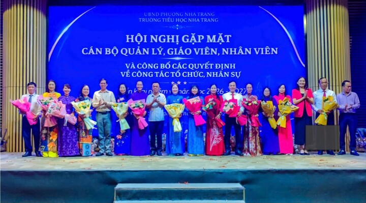Lãnh đạo UBND phường Nha Trang tặng hoa chúc mừng Ban Giám hiệu Trường Tiểu học Nha Trang (Nguồn: Cổng Thông tin điện tử UBND phường Nha Trang)