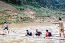 Học sinh qua sông bằng bè tự chế, lãnh đạo tỉnh Lạng Sơn chỉ đạo ‘nóng’