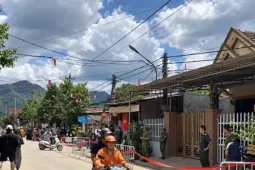 Người phụ nữ tử vong tại nhà với nhiều vết thương, người chồng gặp nạn cách 15km