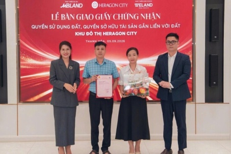 Heragon City bàn giao Giấy chứng nhận quyền sử dụng đất cho khách hàng, khẳng định cam kết pháp lý và giá trị tài sản