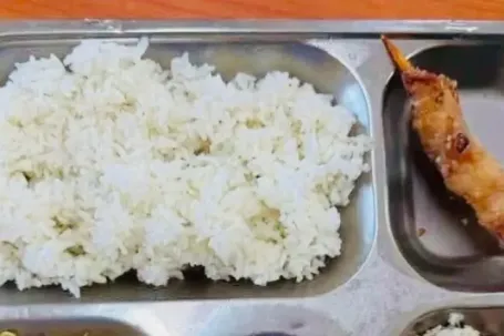 Hà Nội: Bữa ăn bán trú của học sinh lèo tèo, lãnh đạo xã nói gì?