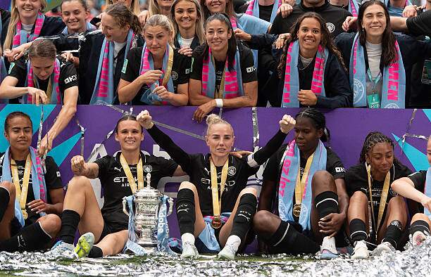 Đội trưởng Alex Greenwood (giữa) cùng các đồng đội Man City ăn mừng cú đúp danh hiệu