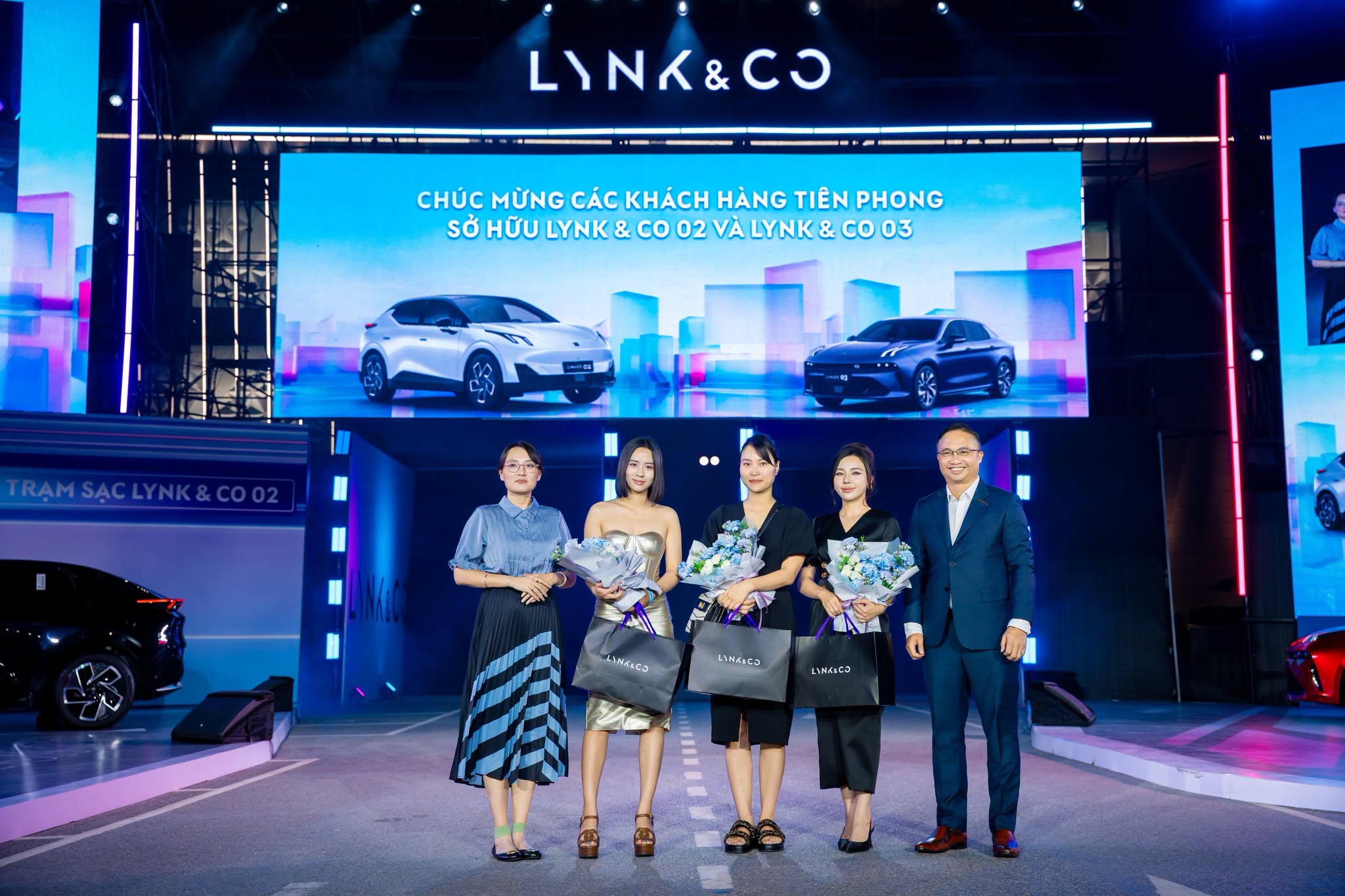 Những khách hàng đầu tiên tại Việt Nam nhận bàn giao dòng xe thuần điện Lynk &amp; Co 02 tại sự kiện.